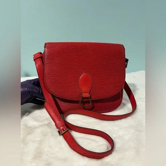 Louis Vuitton St Cloud in Red Epi MM size. Great condition vintage piece.